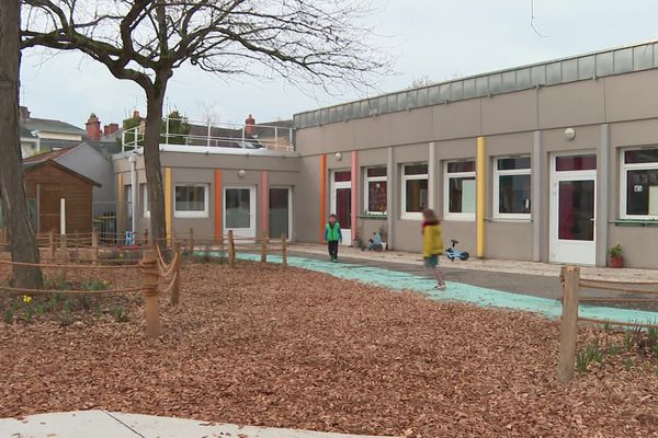 La cour de l'école des Châtaigniers à Nantes a été débitumée pour éviter les îlots de chaleur