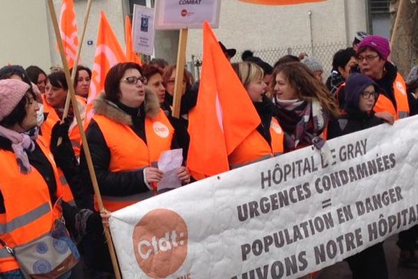 Des centaines de personnes ont défilé ce samedi matin dans les rues de Gray pour défendre leur hôpital