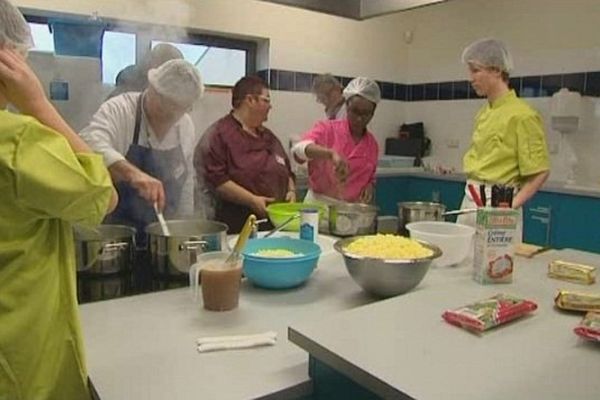 Les stagiaires de l'AFPA préparent une soupe de Noël pour la trentaine de sans-domicile-fixe de l'agglomération cherbourgeoise. 