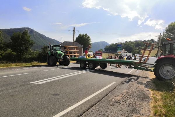 La route nationale 88 est bloquée par les agriculteurs en colère, suite à la rave-party sauvage organisée sur le Causse Méjean en Lozère.