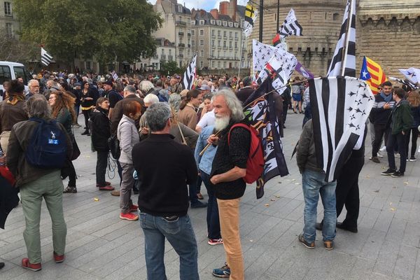 Des dizaines de Gwenn ha Du dans les rues de Nantes pour une Bretagne à 5 départements