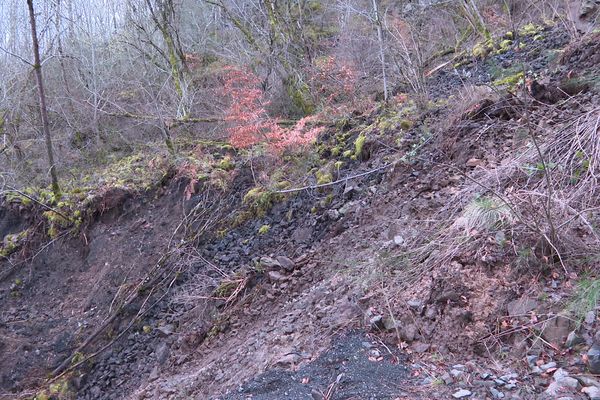 Un glissement de terrain a coupé l'accès à un hameau dans le Cantal et des travaux ont été lancés ce samedi 9 mars.