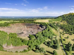 Le volcan de Lemptégy est le seul site en Europe où il est possible de visiter les entrailles du cratère.