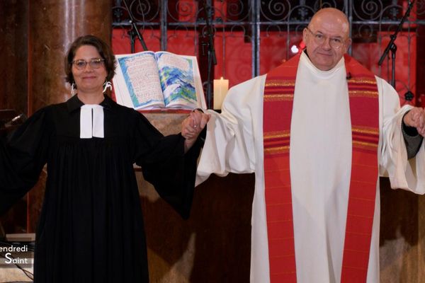 Célébration œcuménique du vendredi saint, 7 avril 2023, avec pasteure Marianne Renaud et le chanoine Jean-Georges Boeglin.