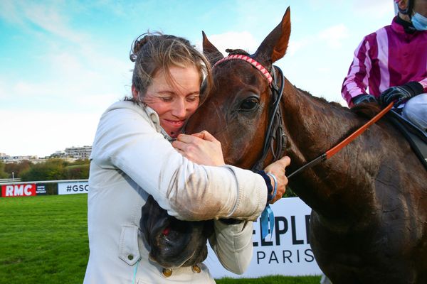 Louisa Carberry est basée en Mayenne. Elle remporte pour la première fois le Grand Steeple-Chase de Paris en tant qu'entraîneure.