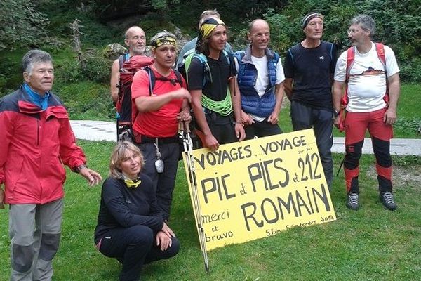 Romain Da Fonseca entouré de ses proches à son arrivée.