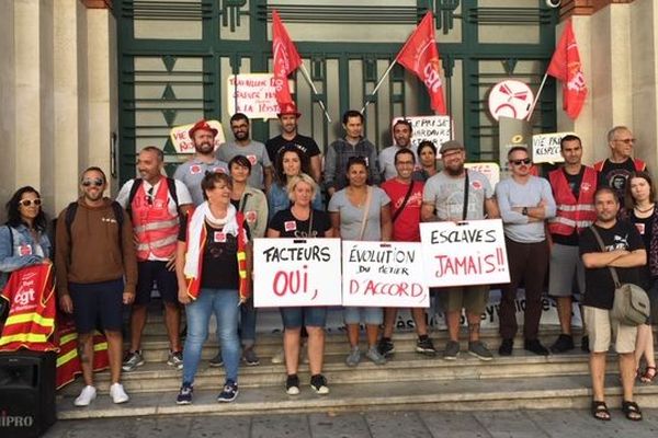 Les facteurs des Alpes-Maritimes en grève devant les bureaux de poste de Nice, le lundi 9 septembre