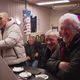 Des supporters d’Espaly-Saint-Marcel, réunis au bar du Rocher, célèbrent, malgré la défaite, le match historique du FC Espaly contre le PSG en Coupe de France.