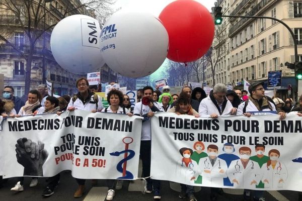 Les médecins libéraux ont manifesté aujourd'hui à Paris contre la loi Rist-Bergé, jugée régressive pour la profession et les patients.