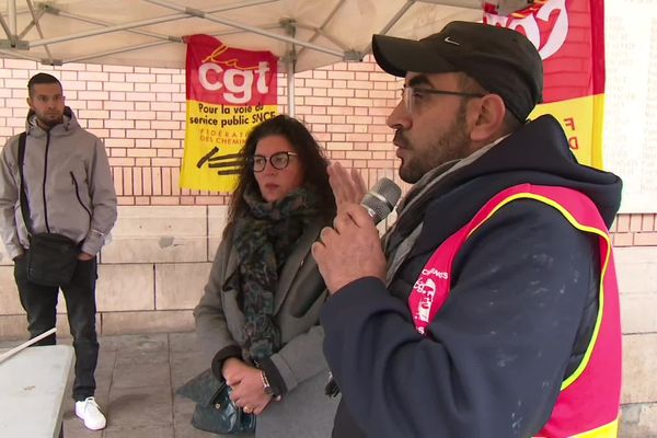 La CGT cheminots réunie devant la gare de Belfort.