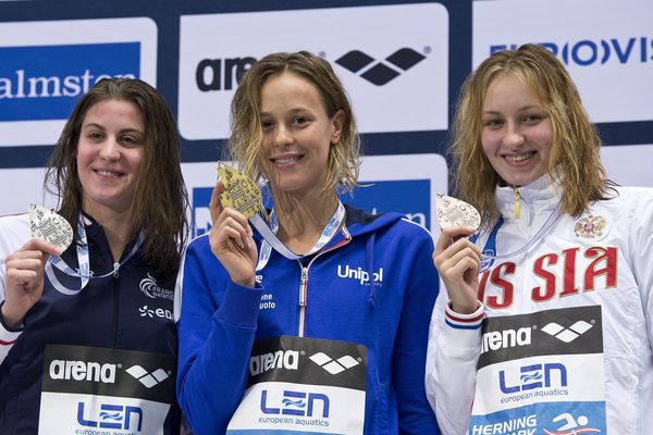 Charlotte Bonnet, à gauche, vice-championne d'Europe du 200m nage libre