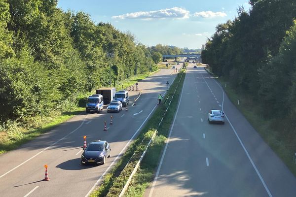 La circulation est réduite sur une voie, ici du côté de Lauterbourg, pour que les forces de l'ordre allemandes effectuent des contrôles aléatoires