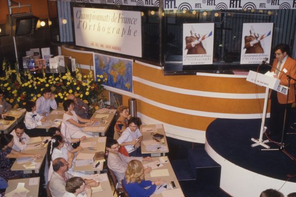 PARIS -  07/10/1985 - Bernard Pivot lors de la première finale du championnat de France d'orthographe qui deviendra par la suite 'Les Dicos d'Or" au studio RTL.