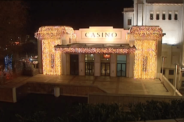 Le Casino de Biarritz est l'un des nombreux lieux illuminés dans la ville