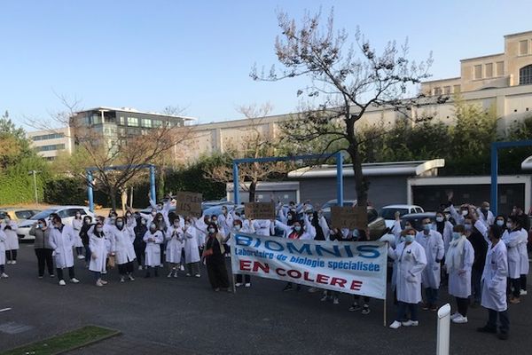 Les techniciens du laboratoire Biomnis, à Lyon, sont en grève