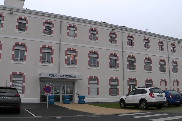 Un homme a porté plainte, dénonçant des faits d'agression sexuelle, lors d'une garde à vue, au commissariat de Châtellerault. (photo d'illustration du commissariat)