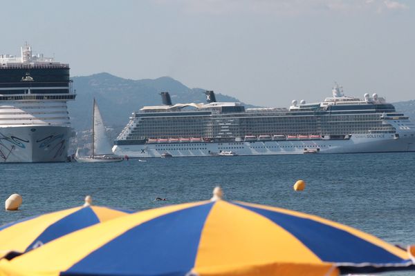 Deux navires de croisière en baie de Cannes (archives).