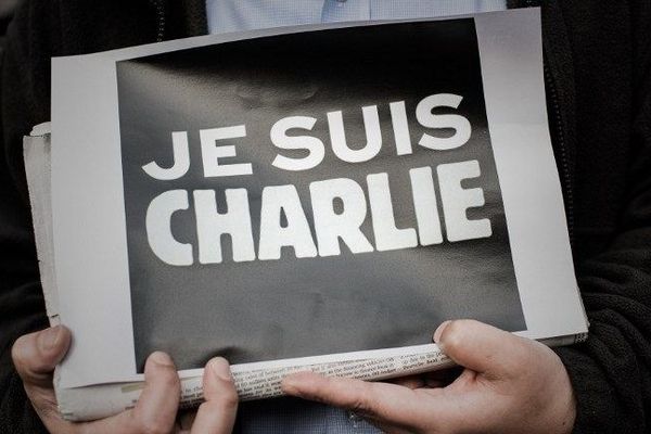 L’émotion ne retombe pas après la tuerie qui a frappé le journal satirique Charlie Hebdo à Paris mercredi 7 janvier 2015