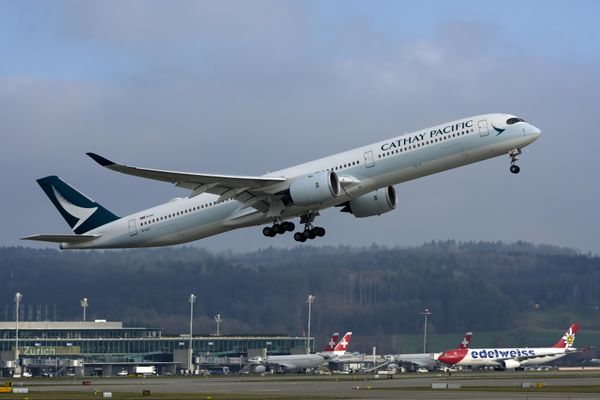 Un Airbus A350-1000 de la compagnie Cathay Pacific au décollage de l'aéroport de Zurich en Suisse.