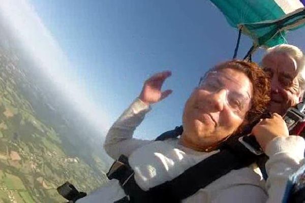 Cette jeune femme s'est offert un saut en parachute pour ses 30 ans.