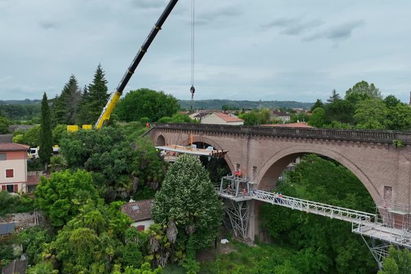 La pose des deux premiers tronçons de la passerelle entre la rive droite du Tarn et le centre historique s'est déroulée ce mercredi 29 mai.