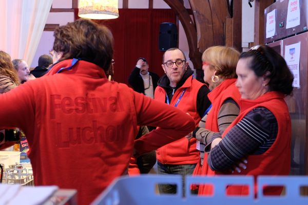 Tout de rouge vêtus, ils œuvrent souvent dans l'ombre pour le bon fonctionnement de a logistique du Festival de Luchon