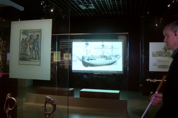 Le parcours sensoriel du Musée d'Aquitaine permet une visite plus autonome des personnes malvoyantes ou malentendantes.