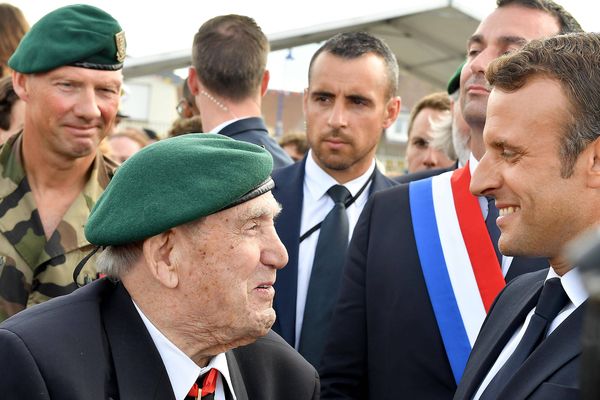 Léon Gautier et Emmanuel Macron, lors de la cérémonie de Colleville-Montgomery - le 6 juin 2019 - 75ème anniversaire du débarquement.