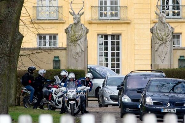 Le cortège présidentiel quitte la résidence La Lanterne, en février 2011, dans les Yvelines.