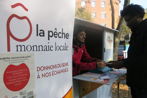 Un stand pour faire la promotion de la Pêche, une monnaie locale francilienne.