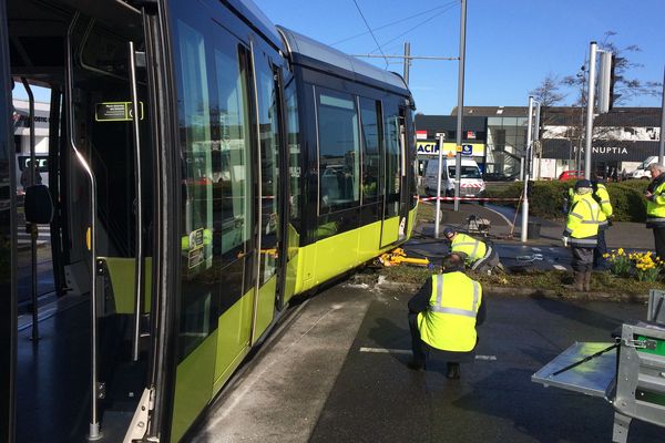 Les équipes du réseau de transport à Brest mobilisées pour remettre le tramway sur les rails après un accident