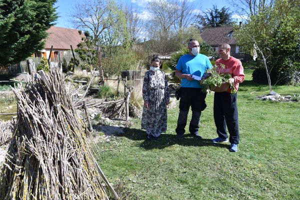 Guillaume et Maeline apporte un pot de tanaisie et des graines à Johnny