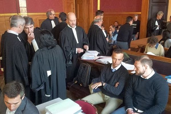 Montpellier - Jean-Baptiste Pothier et Nicolas Vizioz, 2 des 6 accusés dans l'affaire du 3e RPIMa et les avocats - 5 décembre 2013.