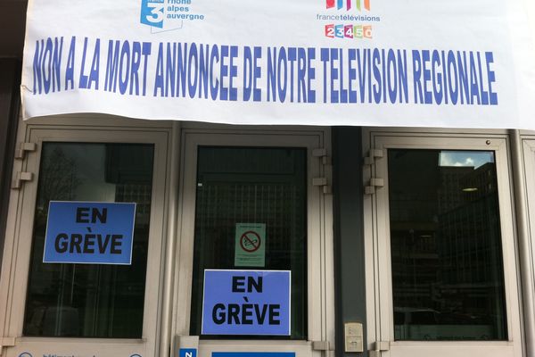 Les grêvistes de France 3 ont apposé ces affiches sur la façade de la station régionale de France 3 à Lyon   