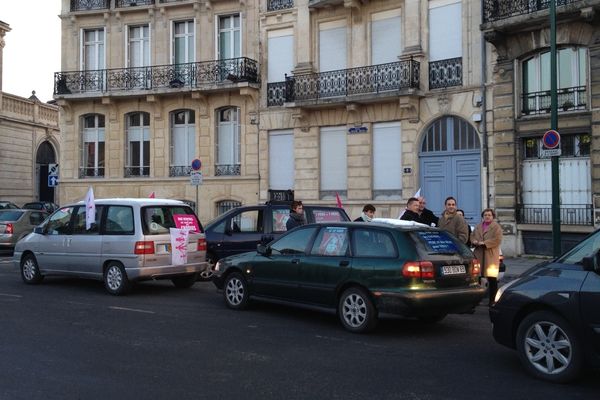 Une vingtaine de manifestants ont parcouru les rues de Reims en klaxonnant