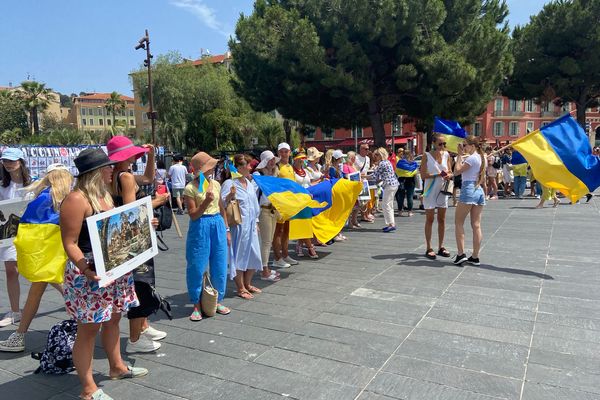 Une centaine de personnes se sont réunis place Masséna, à Nice, pour continuer de dénoncer l'offensive russe en Ukraine débutée depuis plus de 100 jours.