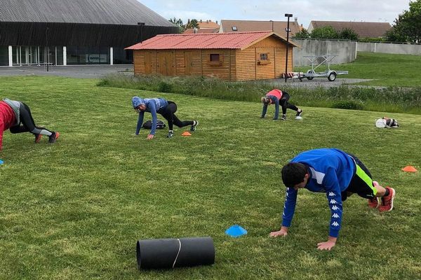 Cours en plein air avec respect des règles de distanciation sociale