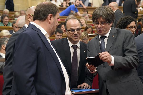 Jordi Turull (au centre de la photo), secretétaire de Junts en compagnie de Carles Puigdemont (à doite)