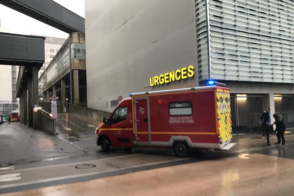 La victime, gravement blessée, a été transportée au CHU de Nantes.