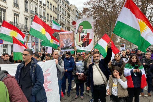 Plus d'un millier d'Iraniens ont défilé dans les rues de Lyon ce dimanche 8 janvier pour manifester contre la répression des opposants par le régime de Téhéran.