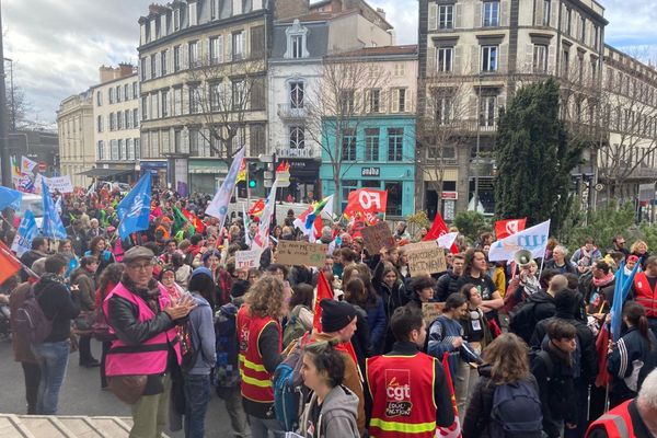 Jeudi 9 mars, lycéens et étudiants ont manifesté ensemble à Clermont-Ferrand, notamment contre la réforme des retraites.