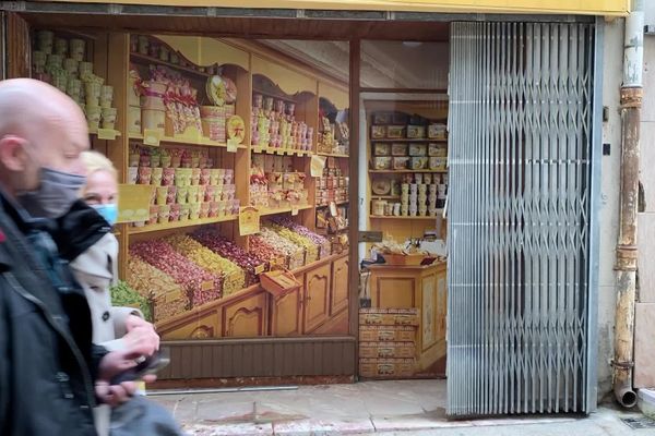 Pour redonner couleurs et perspectives à ses commerces fermés et vacants, la Ville de Prades a décidé de les orner de vitrophanies pour égayer les rues et inciter de nouveaux commerçants à s'installer.