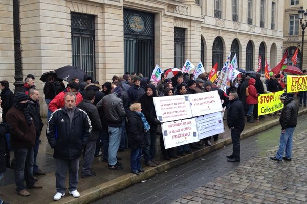 Une centaine de manifestants de divers horizons sont réunis devant la sous-préfecture de Reims, loin du Premier ministre.