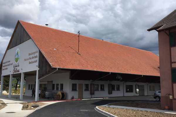 Le bâtiment de l'ancienne étable et grange abrite une boulangerie-restaurant