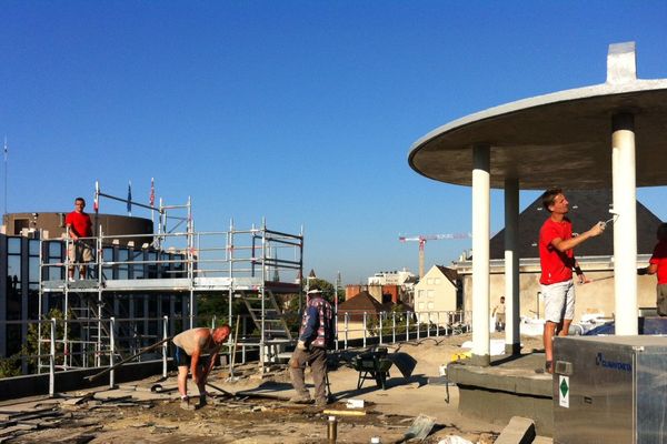 Travailleurs du bâtiment sous le soleil à Dijon