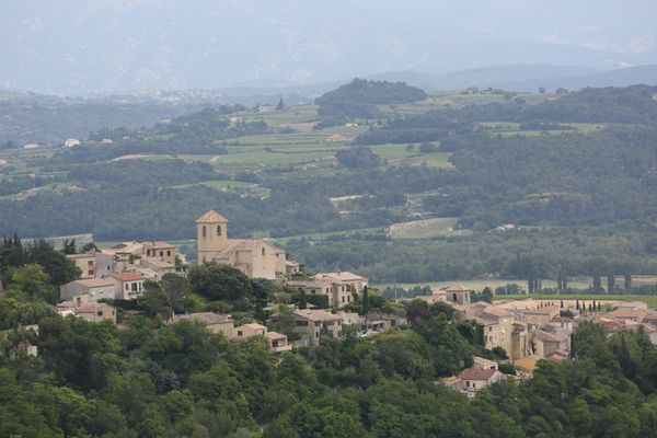 A une époque où les parcelles boisées étaient défrichées pour étendre les vignes, le comité des vignerons de Vinsobres a décidé d'y mettre un coup d'arrêt en 1993.