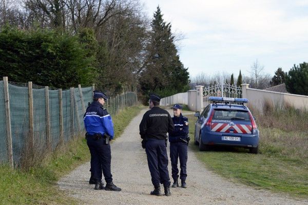 Trois gendarmes et une fourgonnette barrent les accès du chemin à la dizaine de journalistes accourus sur les lieux, empêchant toute vue de la maison.