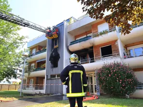 Feu d'appartement à Toulouse : cinq personnes évacuées à l'aide de la grande échelle.