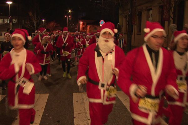 Des centaines de Père Noël vont arpenter les rues de la ville lors de la 6e édition de la Sainté City Run. 