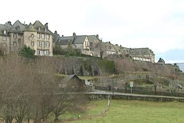 De véritables déserts se profilent dans le Cantal, des "zones blanches", comme autour du bourg de Salers.